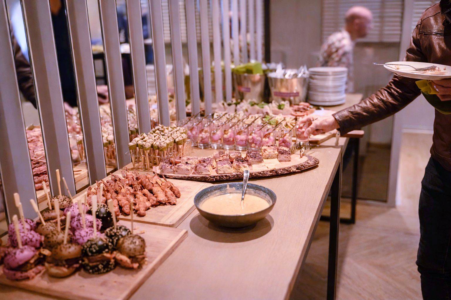 Apéro-Buffet mit Häppchen auf Holzbrettern
