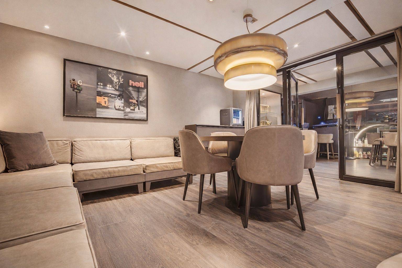 Lounge im Club mit Sofa und Sitzgruppe