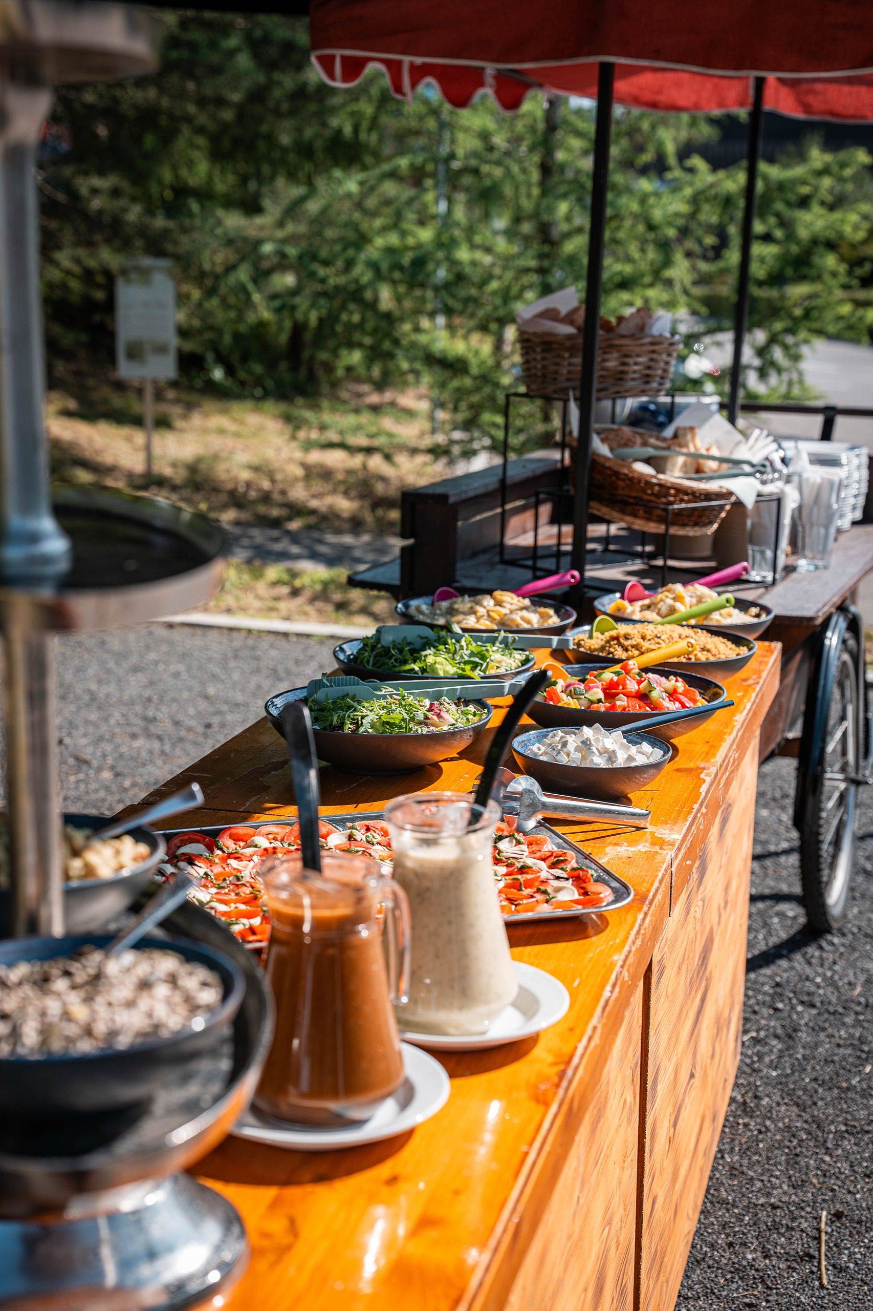 Buffetwagen von Rheintal Catering mit Salaten, Antipasti und Saucen