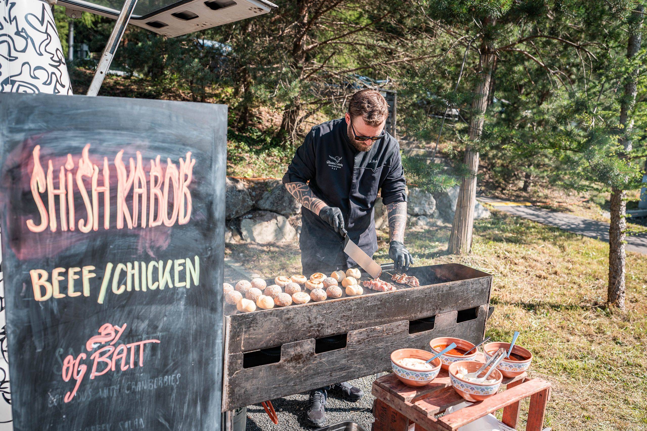 Koch von Rheintal Catering an der Grillstation mit Shish Kabob