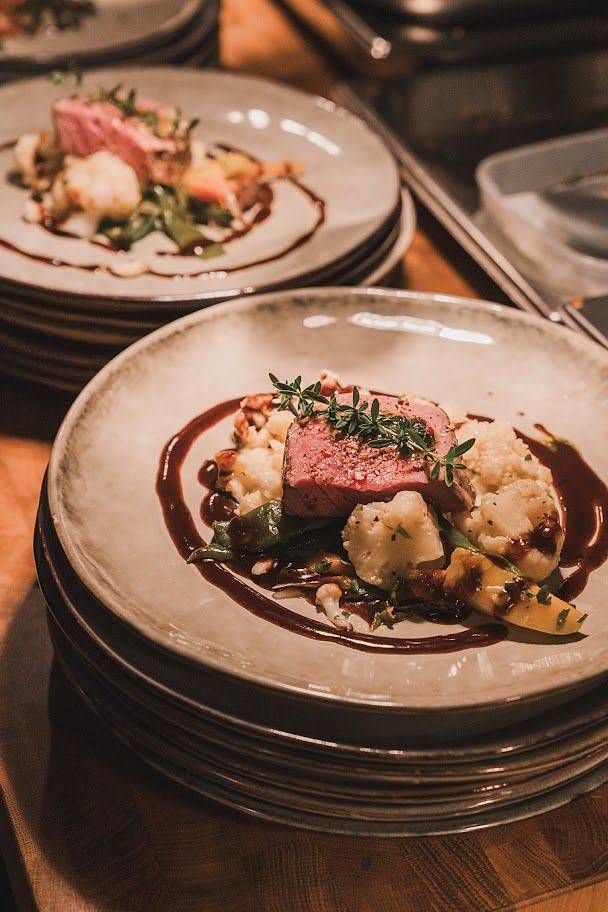 Angerichteter Teller mit Kalbsfilet, Blumenkohl und Jus von SKEMA Catering