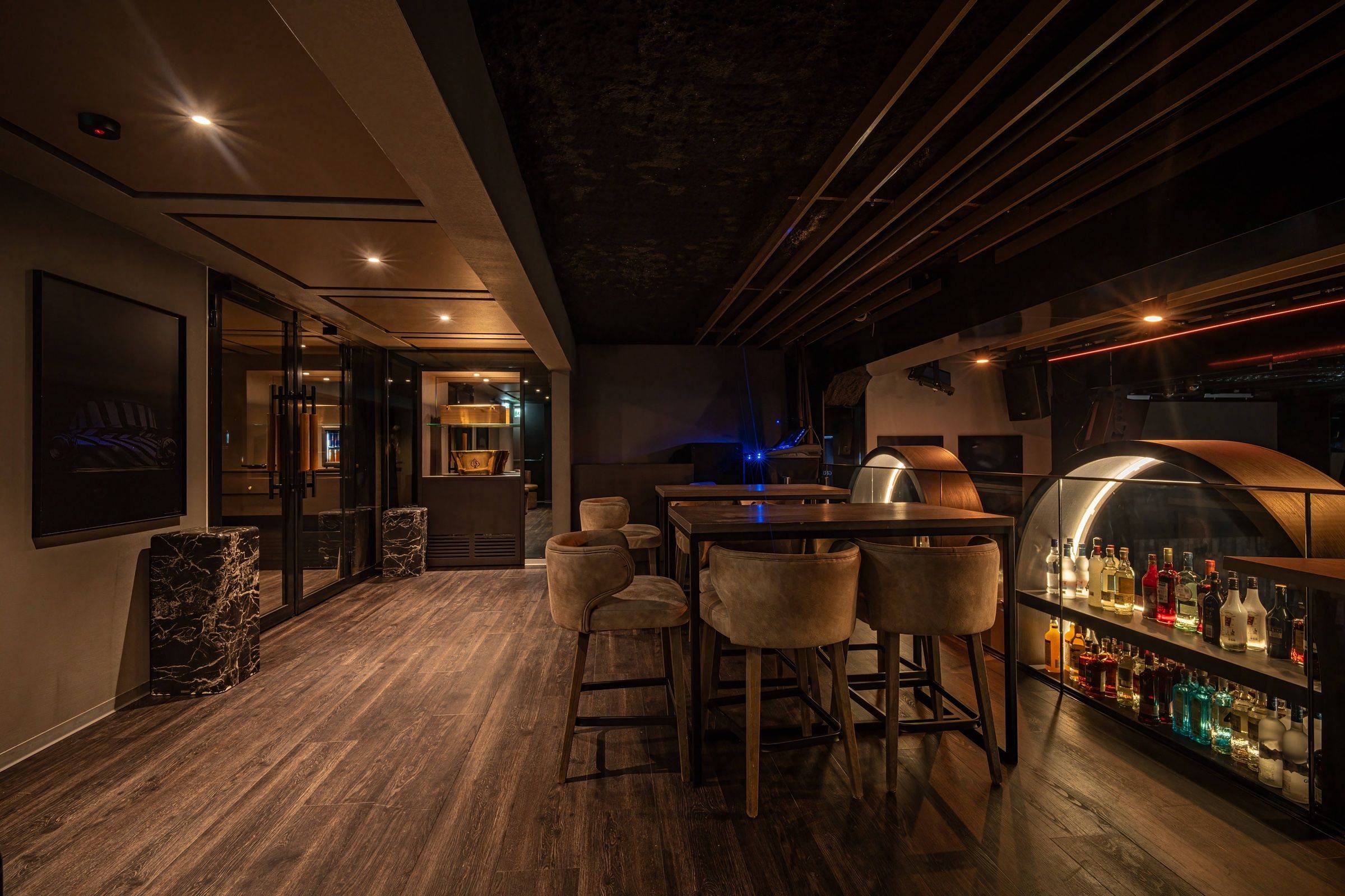 Die Galerie im DEZENT. mit eigener Bar, Hochtischen und Blick über den Club